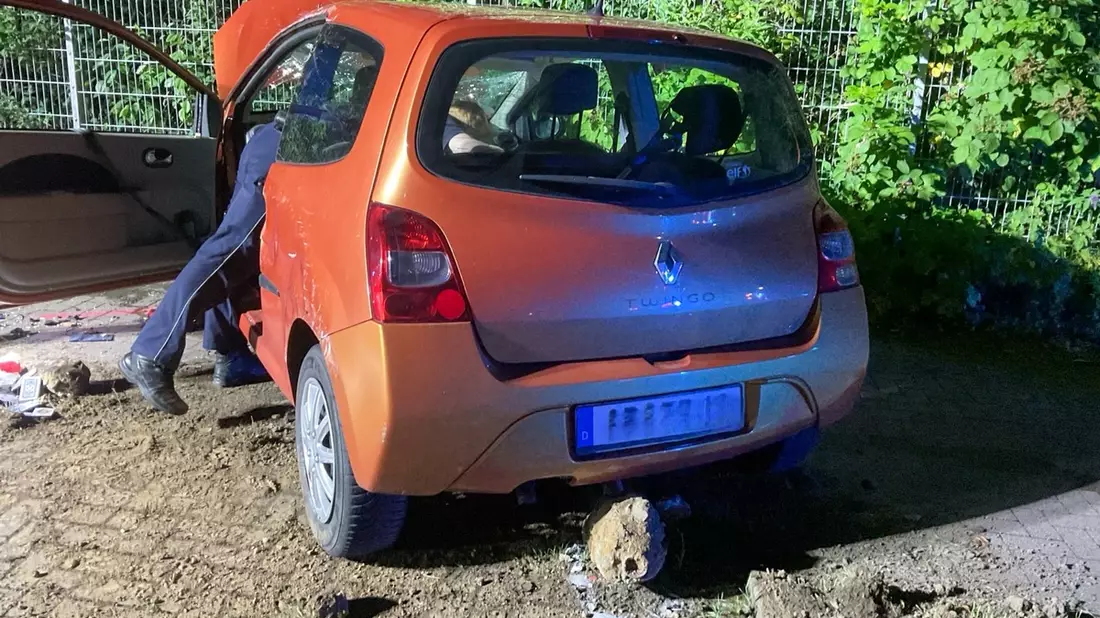 FW-DO: Fahrer nach Überschlag in Fahrzeug eingeschlossen - Feuerwehr befreit Verletzten - Bild: presseportal.de