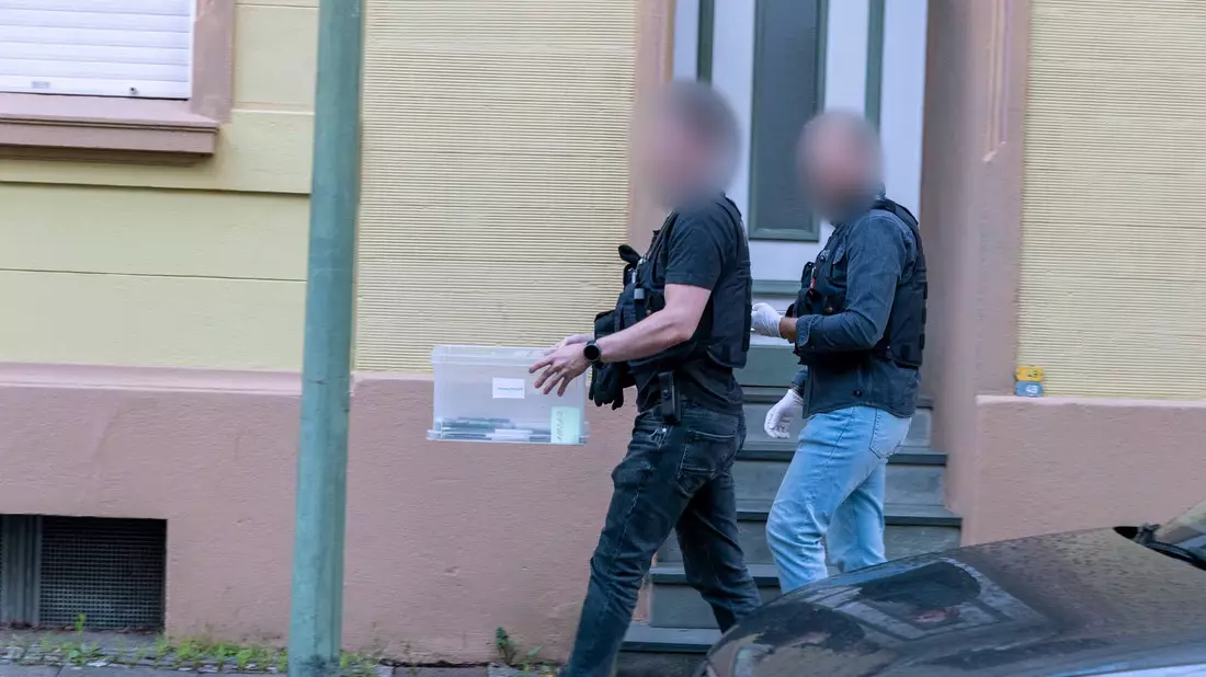 Nordrhein-Westfalens Innenminister Herbert Reul (CDU) sagte, die Polizei habe mögliche Terrortaten gestoppt. - Bild: Justin Brosch/dpa