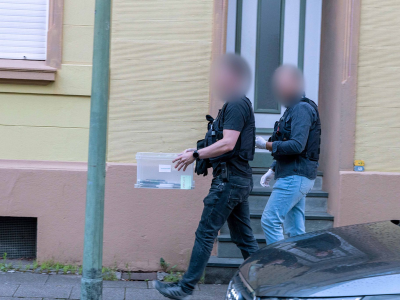 Nordrhein-Westfalens Innenminister Herbert Reul (CDU) sagte, die Polizei habe mögliche Terrortaten gestoppt. - Foto: Justin Brosch/dpa