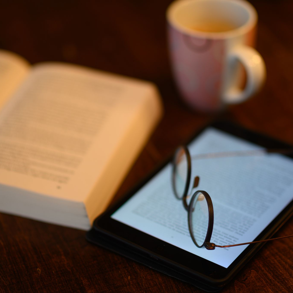 Leseclubs werden immer beliebter - analog und digital. (Symbolbild) - Foto: Robert Michael/dpa