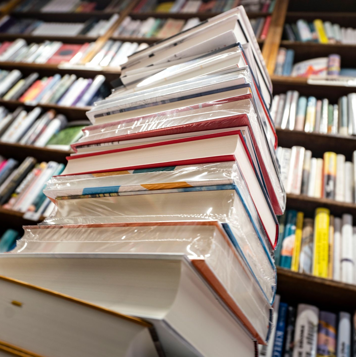 Einige Autorinnen und Autoren greifen gerne zu Klassikern, wenn sie Trost suchen. (Symbolbild) - Foto: Frank Rumpenhorst/dpa