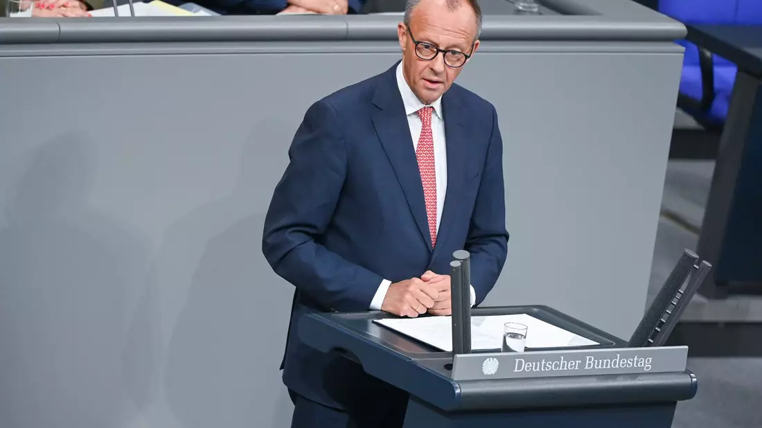Kanzler Friedrich Merz (CDU) bei der Generaldebatte zum Haushalt des laufenden Jahres im Bundestag. - Bild: Katharina Kausche/dpa