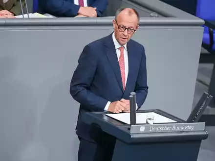 Kanzler Friedrich Merz (CDU) bei der Generaldebatte zum Haushalt des laufenden Jahres im Bundestag. - Foto: Katharina Kausche/dpa