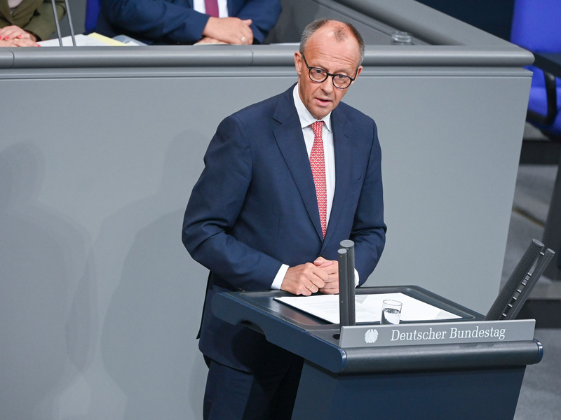 Kanzler Merz stellt sich hinter Unionsfraktionschef Spahn. - Foto: Katharina Kausche/dpa