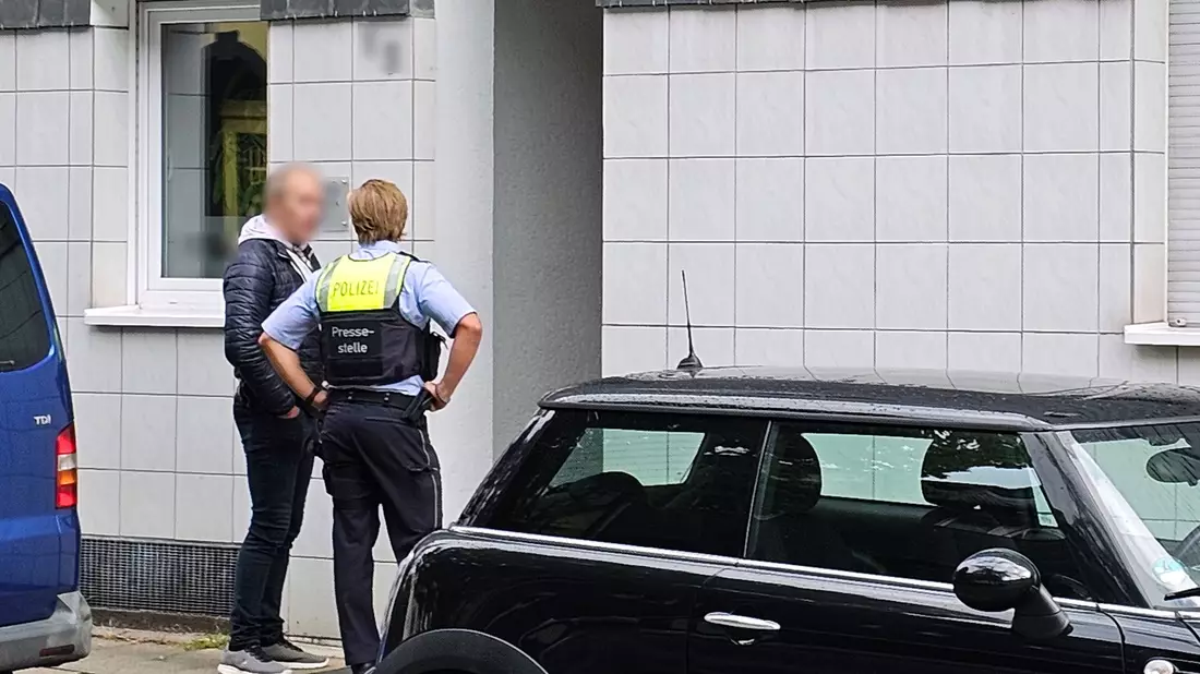 Insgesamt fanden Maßnahmen zeitgleich in sechs Objekten in den Städten Essen, Dortmund, Düsseldorf und Soest statt, wie die Generalstaatsanwaltschaft Düsseldorf und die Polizei Essen mitteilten.  - Bild: Markus Gayk/dpa