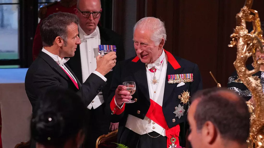 Emmanuel Macron (l) und König Charles III. stießen auf die britisch-französische Freundschaft an. - Bild: Yui Mok/PA Wire/dpa