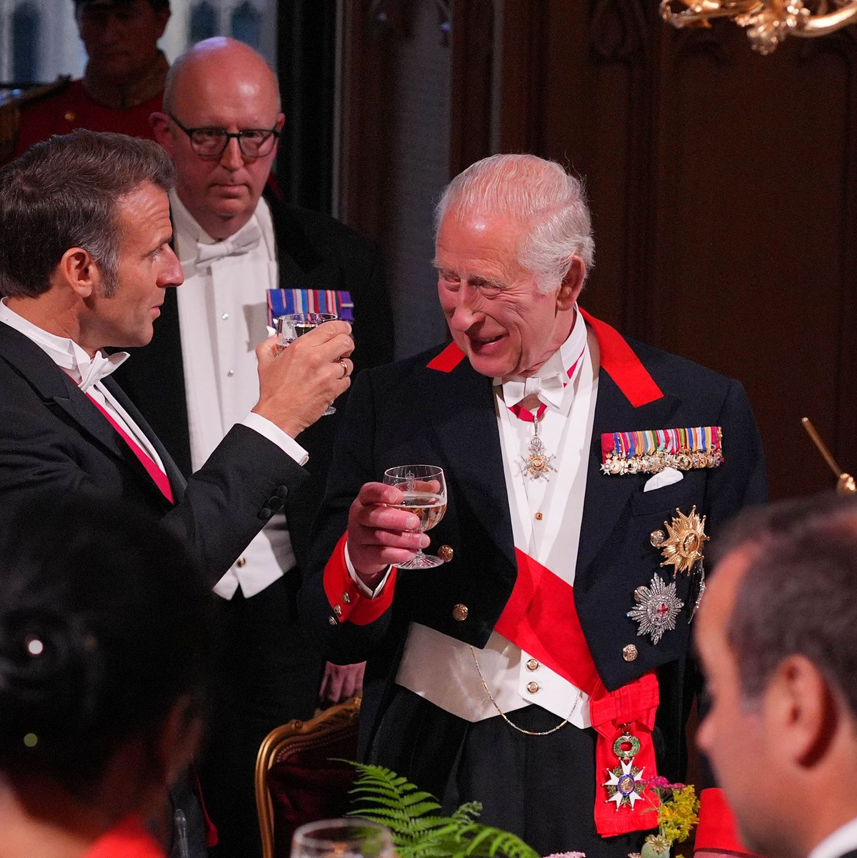 Emmanuel Macron (l) und König Charles III. stießen auf die britisch-französische Freundschaft an. - Foto: Yui Mok/PA Wire/dpa