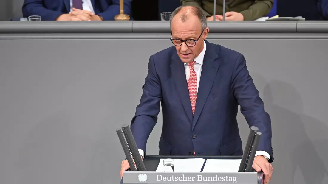 Die Oppositionsführerin Weidel attackiert den Kanzler hart in ihrer Rede - Bild: Niklas Treppner/dpa
