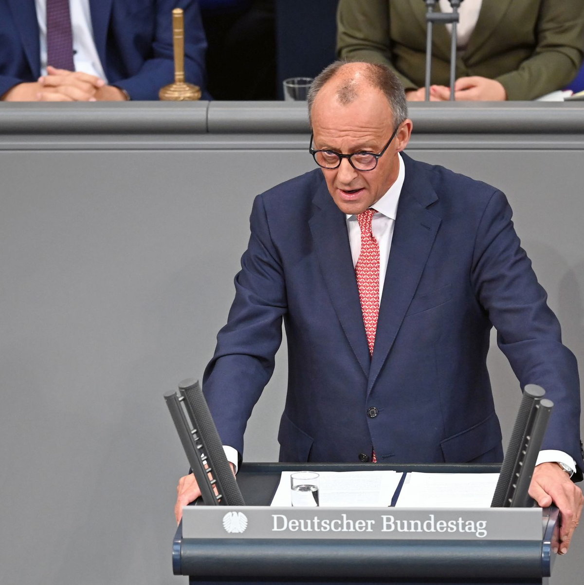 Die Oppositionsführerin Weidel attackiert den Kanzler hart in ihrer Rede - Foto: Niklas Treppner/dpa