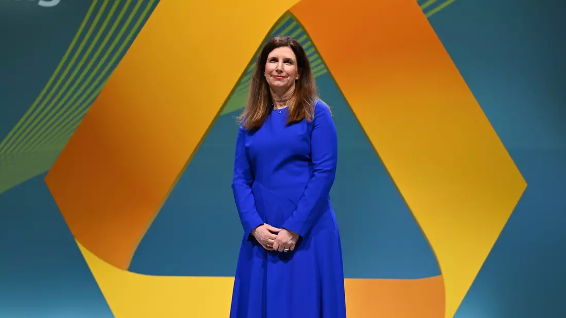 Commerzbank-Chefin Bettina Orlopp will die Eigenständigkeit der Bank retten. (Archivbild) - Bild: Arne Dedert/dpa