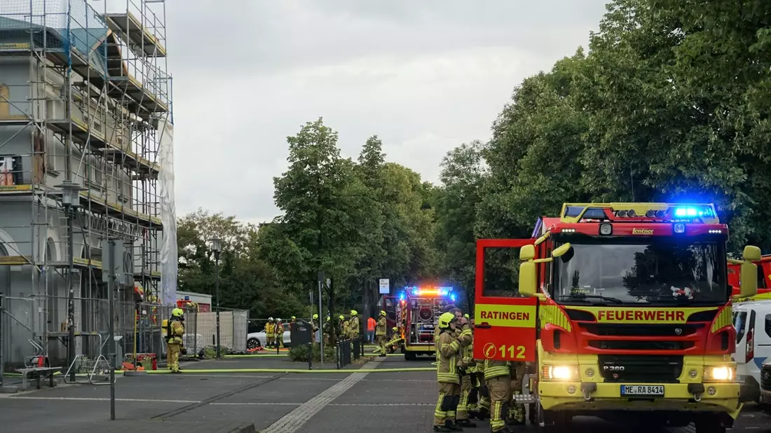 FW Ratingen: Rauchentwicklung aus Dachstuhl des Ostbahnhofes löst größeren Feuerwehreinsatz aus - Bild: presseportal.de