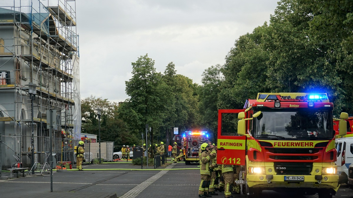 FW Ratingen: Rauchentwicklung aus Dachstuhl des Ostbahnhofes löst größeren Feuerwehreinsatz aus - Foto: presseportal.de