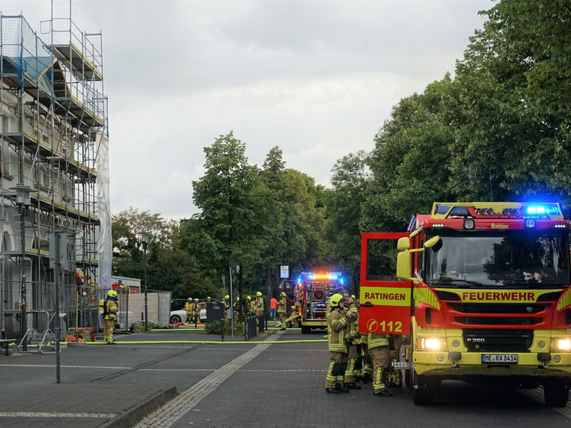 FW Ratingen: Rauchentwicklung aus Dachstuhl des Ostbahnhofes löst größeren Feuerwehreinsatz aus - Foto: presseportal.de