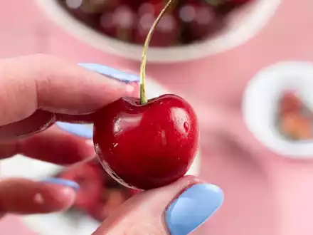 Super-Sommerfrucht mit Charakter - Am 16. Juli feiert Deutschland seine Kirsche. / Der TAG DER DEUTSCHEN SUPERHELDIN KIRSCHE rückt Genuss, Regionalität und heimischen Obstanbau in den Fokus - Foto: presseportal.de