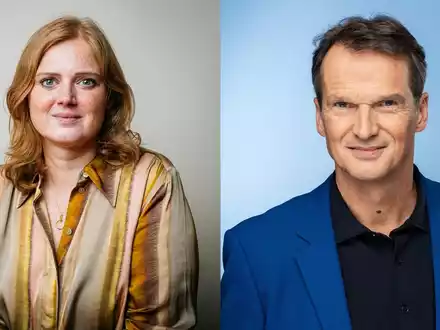 Vorbild für digitalen Qualitätsjournalismus: Podcast-Hosts von OK, America? erhalten den scoop Award 2025 - Foto: presseportal.de