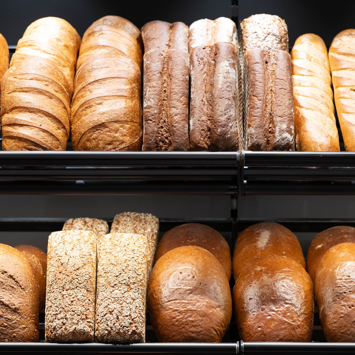 Auch Brot ist in den vergangenen Jahren teurer geworden. - Foto: Sebastian Kahnert/dpa