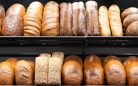 Auch Brot ist in den vergangenen Jahren teurer geworden. - Foto: Sebastian Kahnert/dpa