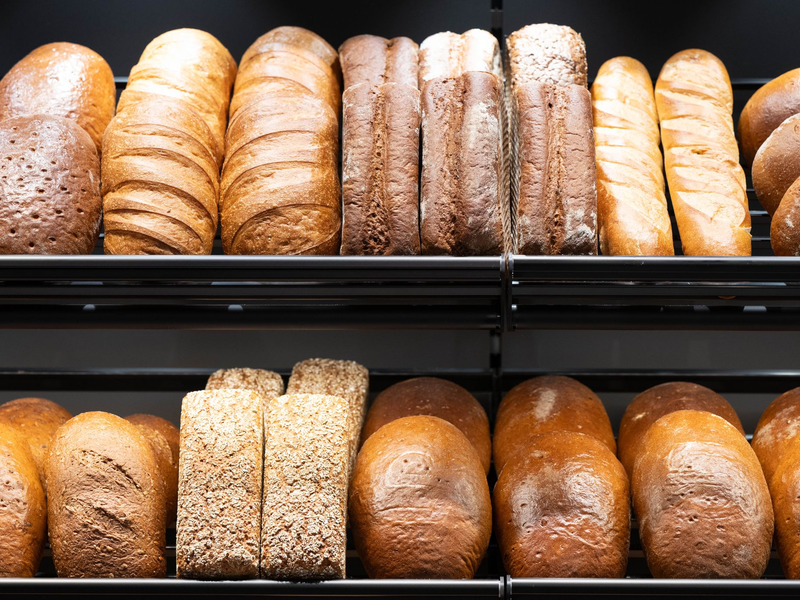 Auch Brot ist in den vergangenen Jahren teurer geworden. - Foto: Sebastian Kahnert/dpa
