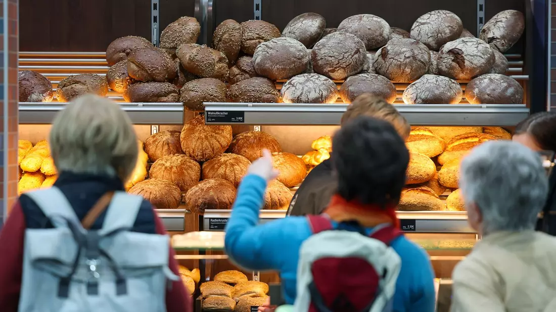 Die Bäckereien tun sich zunehmend schwer, mit den Preisen der Backwaren im Lebensmittelhandel mitzuhalten. - Bild: Jan Woitas/dpa