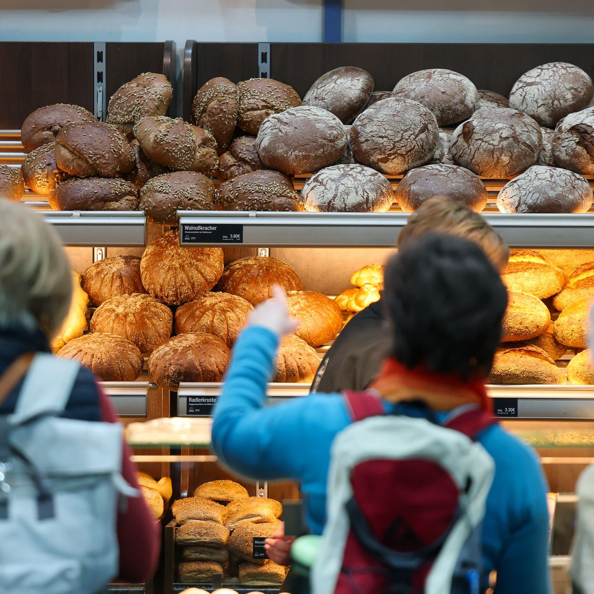 Die Bäckereien tun sich zunehmend schwer, mit den Preisen der Backwaren im Lebensmittelhandel mitzuhalten. - Foto: Jan Woitas/dpa