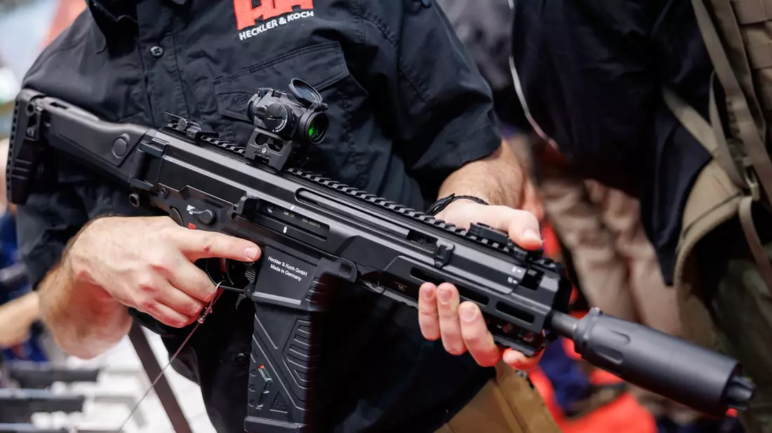 Die Nachfrage nach Waffen von Heckler & Koch ist gestiegen. - Bild: Daniel Karmann/dpa