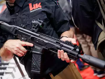Die Nachfrage nach Waffen von Heckler & Koch ist gestiegen. - Foto: Daniel Karmann/dpa