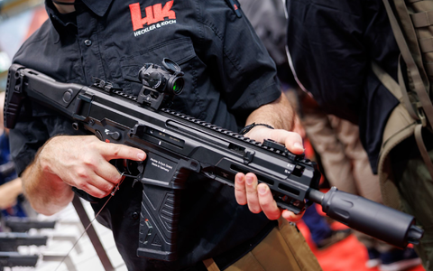 Die Nachfrage nach Waffen von Heckler & Koch ist gestiegen. - Foto: Daniel Karmann/dpa
