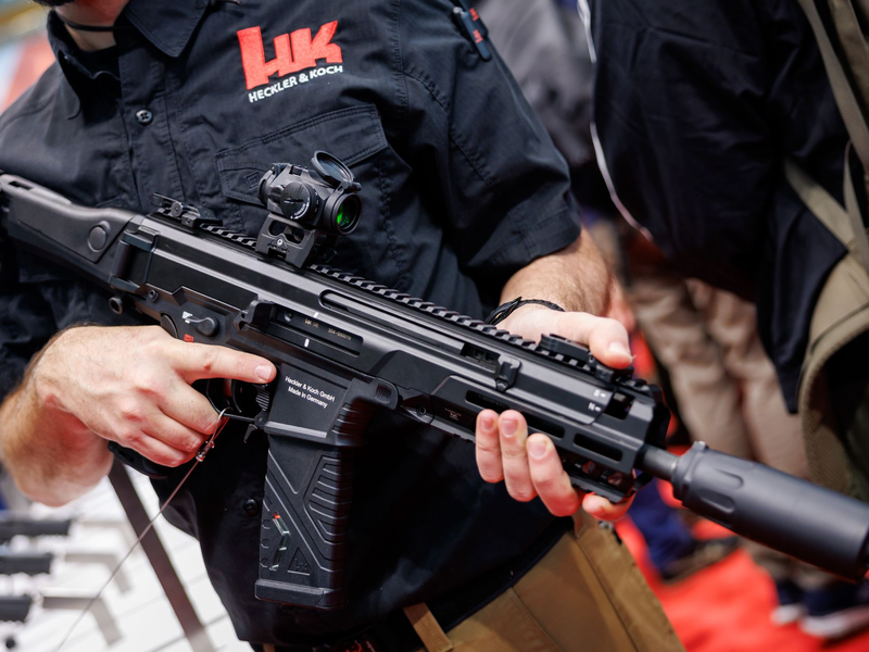 Die Nachfrage nach Waffen von Heckler & Koch ist gestiegen. - Foto: Daniel Karmann/dpa