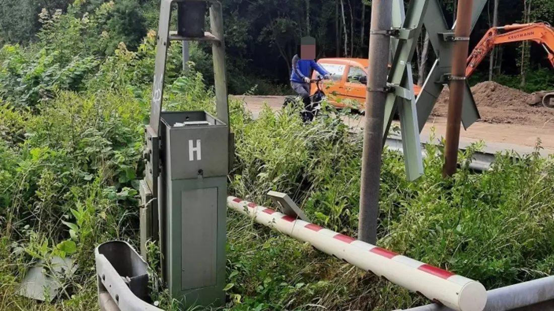 BPOL NRW: LKW reißt Schranke an Bahnübergang in Echthausen ab - Bild: presseportal.de