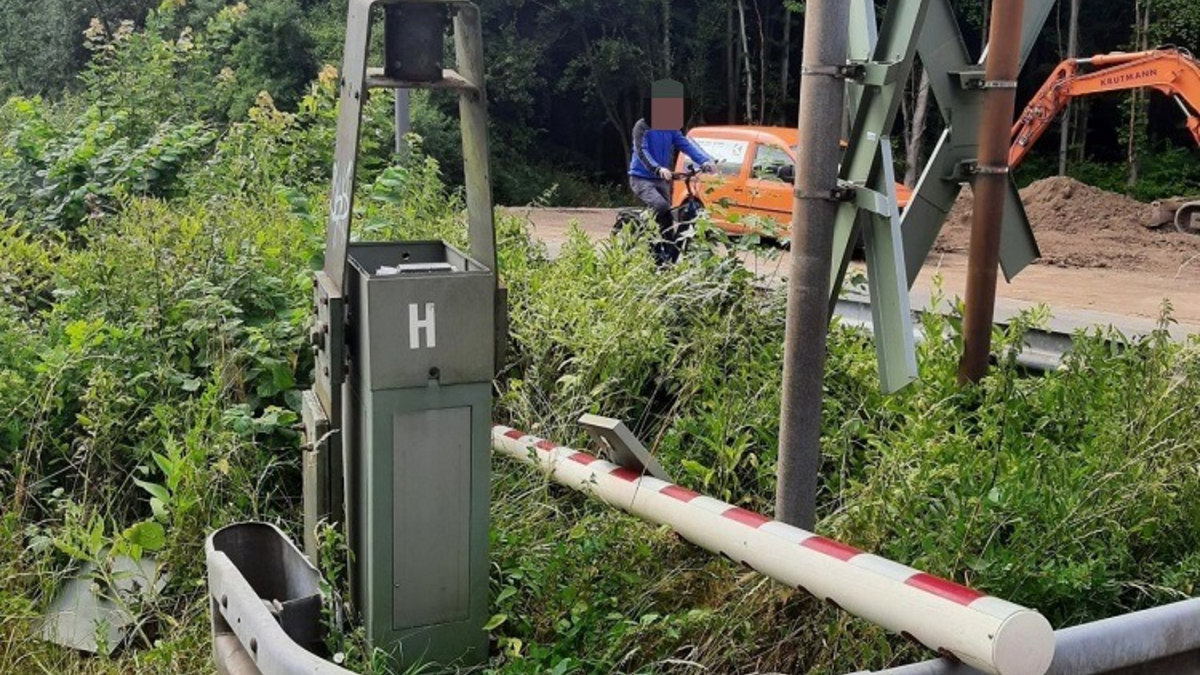 BPOL NRW: LKW reißt Schranke an Bahnübergang in Echthausen ab - Foto: presseportal.de