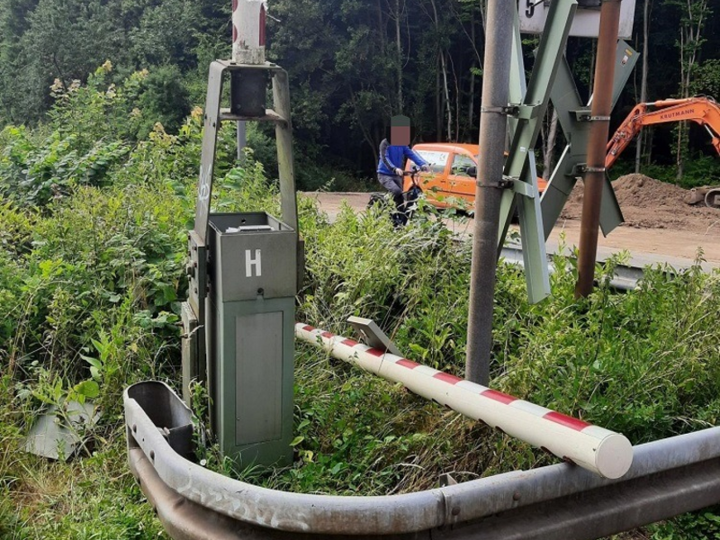BPOL NRW: LKW reißt Schranke an Bahnübergang in Echthausen ab - Foto: presseportal.de