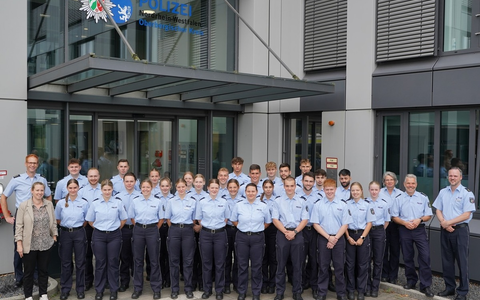 POL-GM: Polizeianwärterinnen und Polizeianwärter starten im Oberbergischen in ihr erstes Praktikum - Foto: presseportal.de