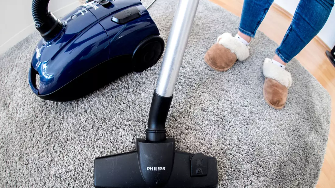 Trotz aller Emanzipation bleibt Hausarbeit laut einer Studie weiterhin mehrheitlich an den Frauen hängen. (Symbolbild) - Bild: Hauke-Christian Dittrich/dpa