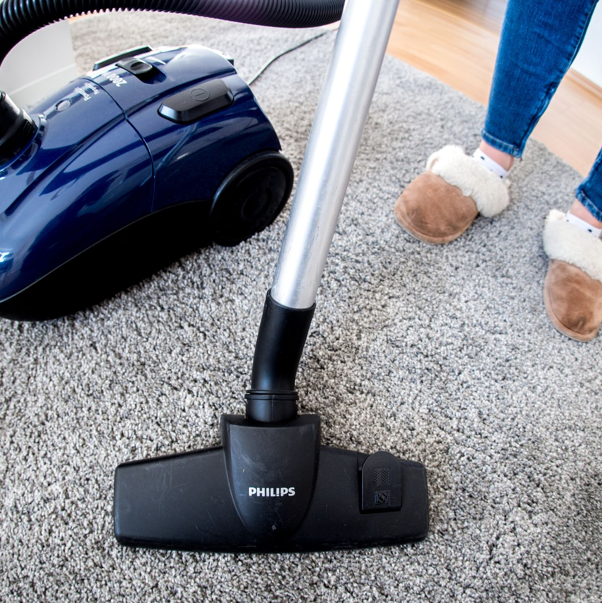 Trotz aller Versprechen der Gleichberechtigung bleibt Hausarbeit laut einer Studie weiterhin mehrheitlich an den Frauen hängen. (Symbolbild) - Foto: Hauke-Christian Dittrich/dpa