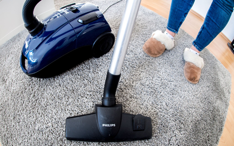 Trotz aller Versprechen der Gleichberechtigung bleibt Hausarbeit laut einer Studie weiterhin mehrheitlich an den Frauen hängen. (Symbolbild) - Foto: Hauke-Christian Dittrich/dpa