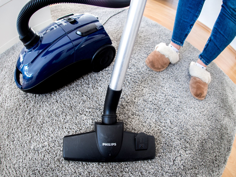 Trotz aller Versprechen der Gleichberechtigung bleibt Hausarbeit laut einer Studie weiterhin mehrheitlich an den Frauen hängen. (Symbolbild) - Foto: Hauke-Christian Dittrich/dpa