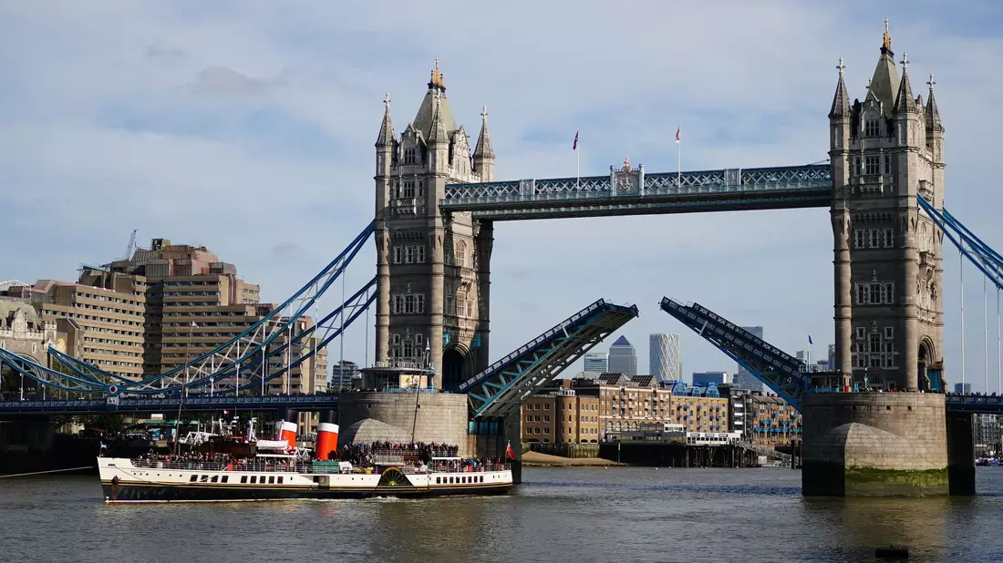 Die Tower Bridge in London wird manchmal fälschlich als London Bridge bezeichnet. Auch Sängerin Fergie trug mit ihrem Musikvideo zum Missverständnis bei. - Bild: Victoria Jones/PA Wire/dpa