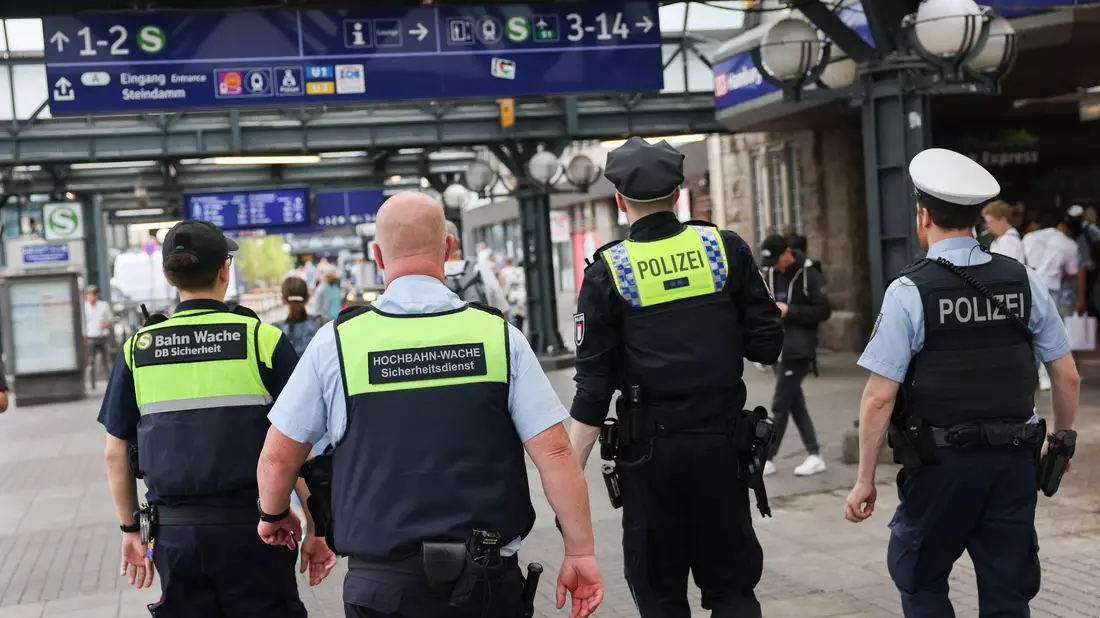 An den Bahnhöfen wollen Bundespolizei und DB Sicherheit gemeinsam die Präsenz erhöhen, um Straftaten vorzubeugen und das Sicherheitsgefühl der Reisenden zu stärken. (Archivfoto) - Bild: Christian Charisius/dpa