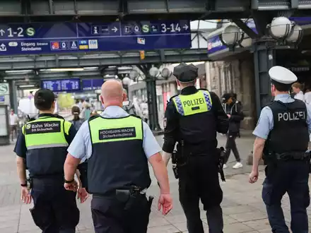 An den Bahnhöfen wollen Bundespolizei und DB Sicherheit gemeinsam die Präsenz erhöhen, um Straftaten vorzubeugen und das Sicherheitsgefühl der Reisenden zu stärken. (Archivfoto) - Foto: Christian Charisius/dpa