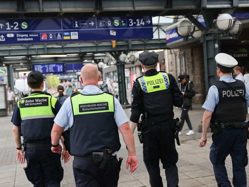An den Bahnhöfen wollen Bundespolizei und DB Sicherheit gemeinsam die Präsenz erhöhen, um Straftaten vorzubeugen und das Sicherheitsgefühl der Reisenden zu stärken. (Archivfoto) - Foto: Christian Charisius/dpa