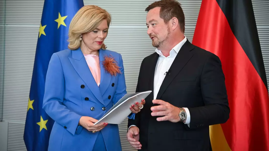 Seinen ersten Jahresbericht hat der Polizeibeauftragte des Bundes, Uli Grötsch, am Dienstag an Bundestagspräsidentin Julia Klöckner übergeben. - Bild: Katharina Kausche/dpa