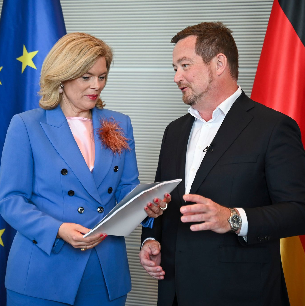 Seinen ersten Jahresbericht hat der Polizeibeauftragte des Bundes, Uli Grötsch, am Dienstag an Bundestagspräsidentin Julia Klöckner übergeben. - Foto: Katharina Kausche/dpa