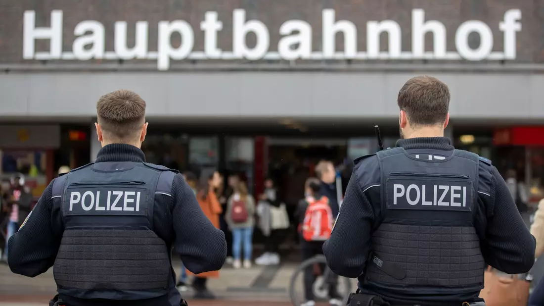 Der Polizeibeauftragte des Bundes, Uli Grötsch, hat sich mehrere Liegenschaften der Bundespolizei in Bahnhöfen angeschaut. (Archivbild) - Bild: Christoph Reichwein/dpa
