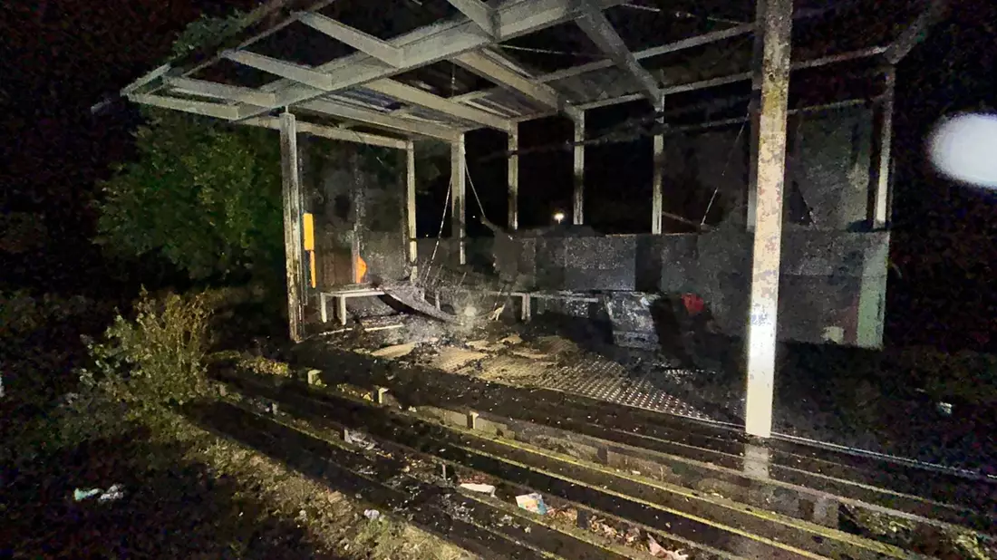 POL-KS: Hütte auf Spielplatz mutmaßlich in Brand gesetzt: Zeugen im Struthbachweg gesucht - Bild: presseportal.de
