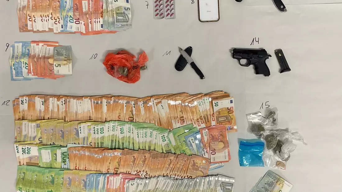 POL-K: 250709-1-K Nachteinsatz des Brennpunktteams Kalk - Schusswaffe, Drogen, 42.000 Euro Bargeld und elf Strafanzeigen - Bild: presseportal.de