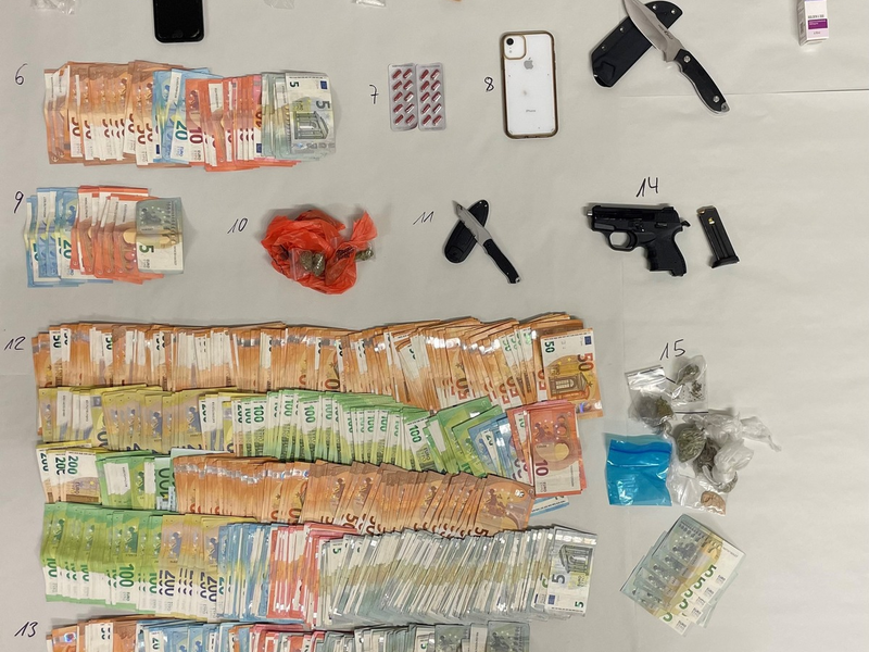 POL-K: 250709-1-K Nachteinsatz des Brennpunktteams Kalk - Schusswaffe, Drogen, 42.000 Euro Bargeld und elf Strafanzeigen - Foto: presseportal.de