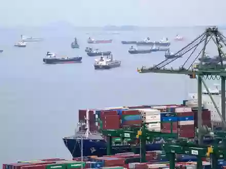 Der Hafen Singapur, der zu den weltgrößten zählt, liegt an der Straße von Singapur.  - Foto: Bernd von Jutrczenka/dpa