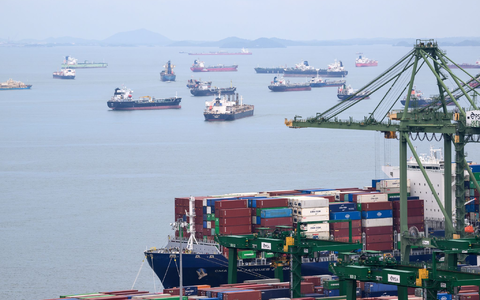 Vor Singapur warten Handelsschiffe. (Archivbild)  - Foto: Bernd von Jutrczenka/dpa