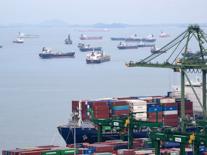 Vor Singapur warten Handelsschiffe. (Archivbild)  - Foto: Bernd von Jutrczenka/dpa