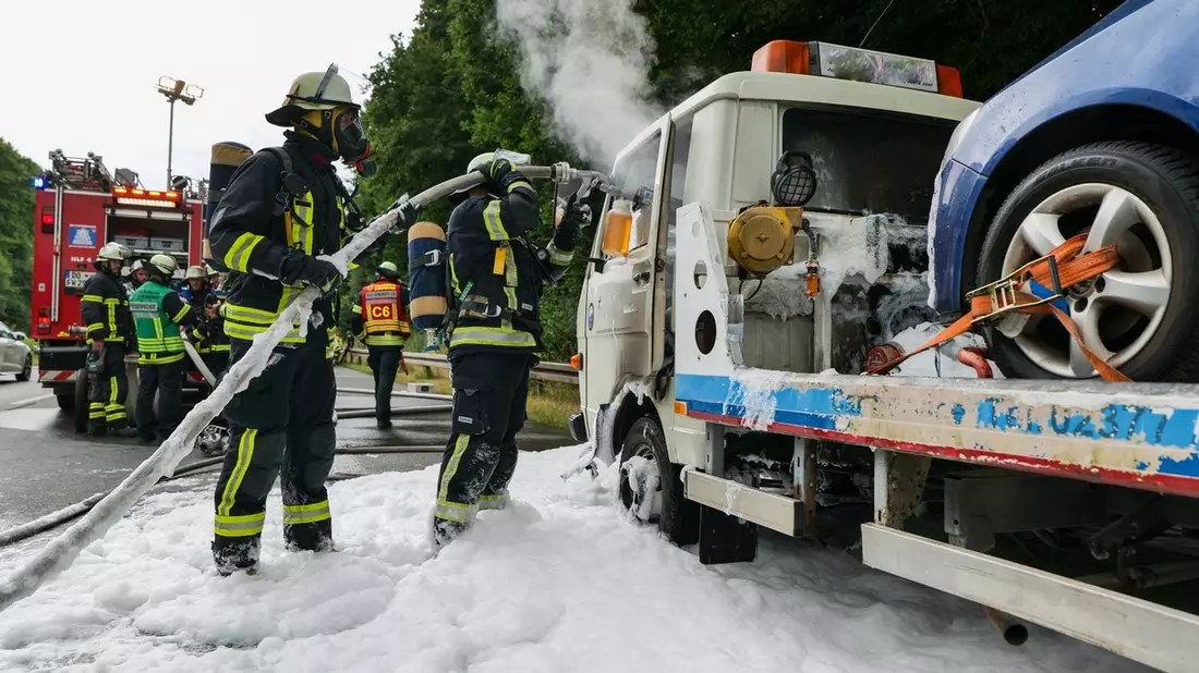 FW-DO: Fahrzeugbrand auf der B236 - Ersthelfer aus Bremen verhindern Schlimmeres - Bild: presseportal.de